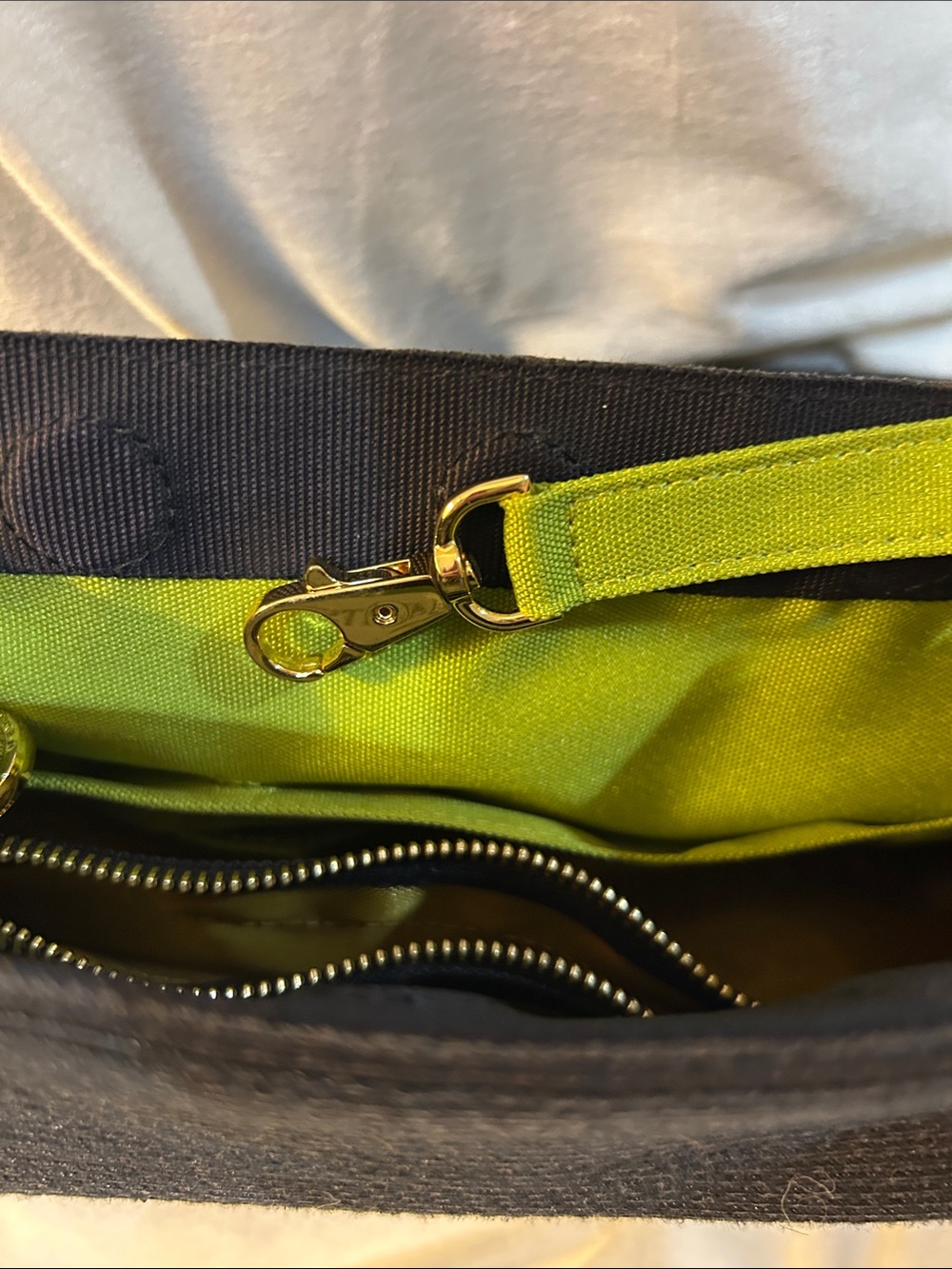 Eric Javits Black Shoulder Bag with Gold Chain Straps - Picture 4 of 13